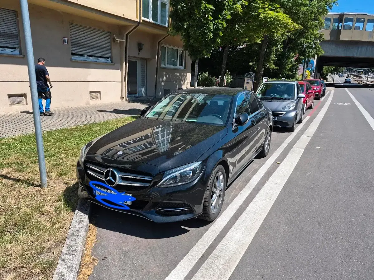 Gebraucht Mercedes C180 156 PS (114 kW) 2015 Schwarz Limousine