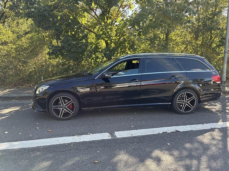 Second-hand Mercedes E200 136 CP (100 kW) 2013 Negru Break