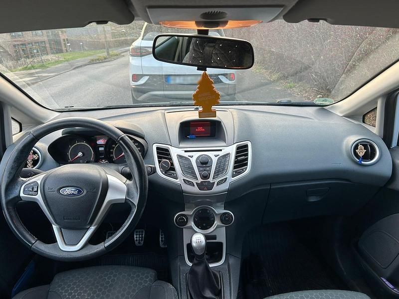 Gebraucht Ford Fiesta 104 PS (76 kW) 2009 Weiß Kleinwagen