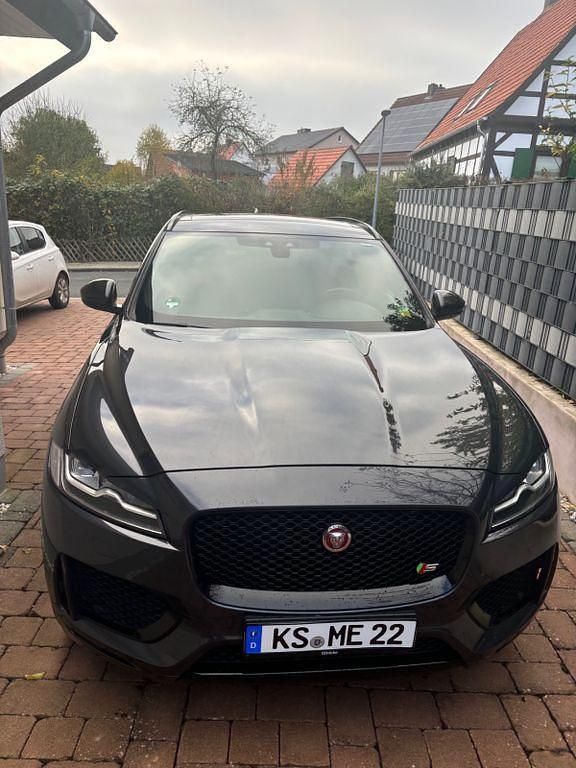 Grau Gebraucht 2017 Jaguar F-Pace First Edition SUV | 29.500 € - Bild 1/4