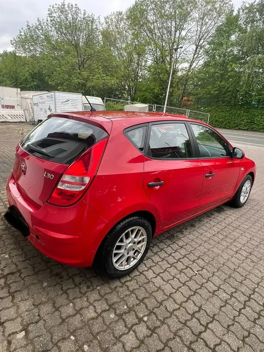 Gebraucht Hyundai i30 84 PS (61 kW) 2010 Rot Limousine