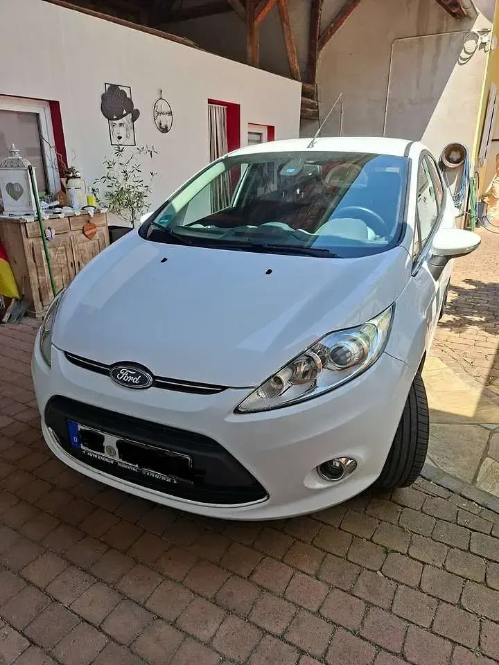 Gebraucht Ford Fiesta Titanium 82 PS (60 kW) 2011 Weiß Limousine