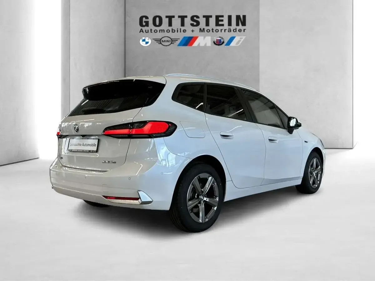 Gebraucht BMW 225 Active Tourer 245 PS (180 kW) 2023 Weiß Van / Kleinbus