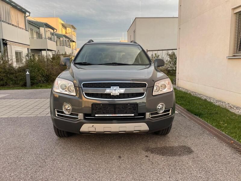 Grau Gebraucht 2010 Chevrolet Captiva SUV | 6.590 € - Bild 1/4