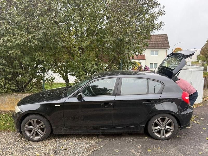 Schwarz Gebraucht 2011 BMW 116 Advantage Kleinwagen | 1.000 € - Bild 1/4