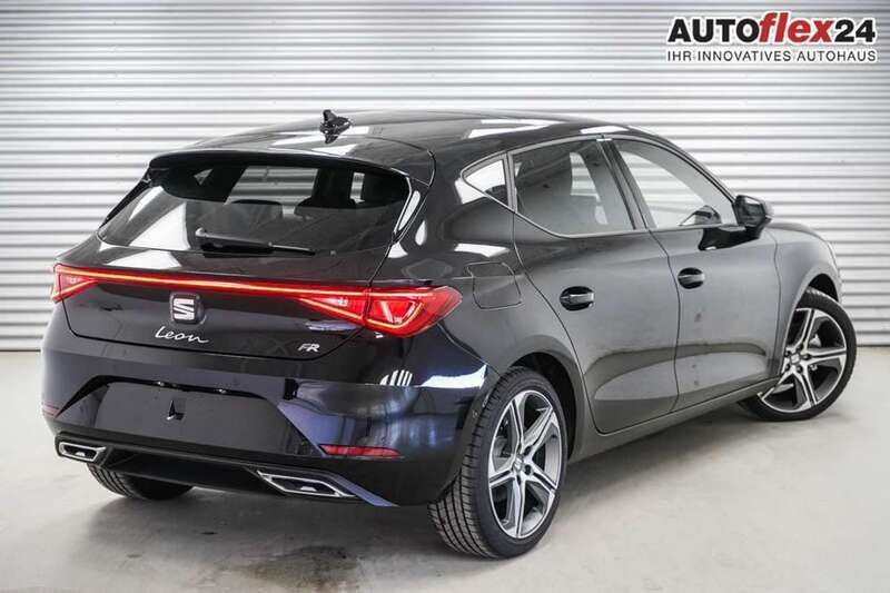 Midnight black metallic (0e) Neu 2025 Seat Leon FR Limousine | 30.540 € (Fairer Preis) - Bild 1/4