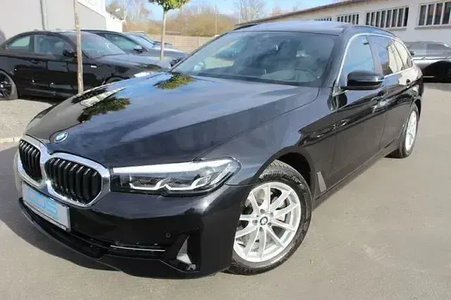 Gebraucht BMW 520 Sport Line 190 PS (139 kW) 2023 Black sapphire metallic Kombi