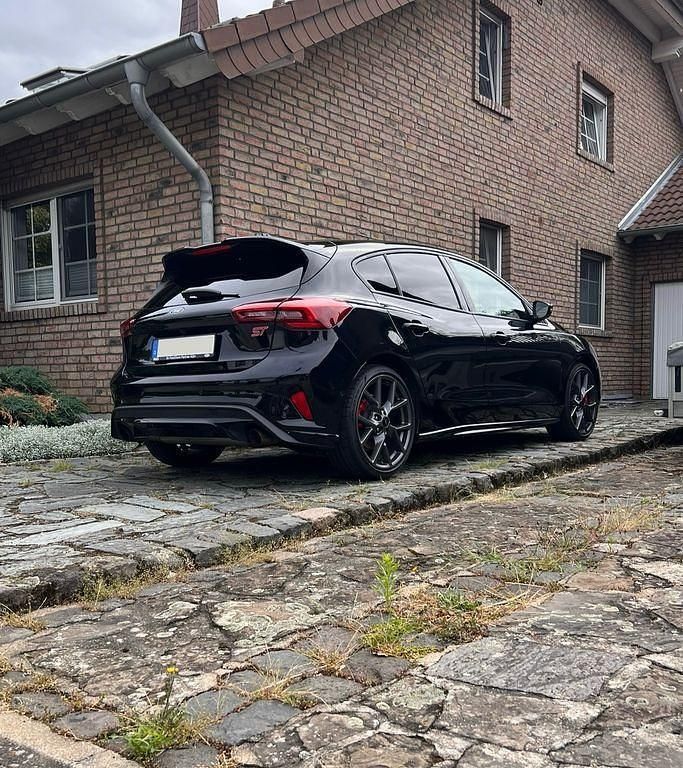 Schwarz Gebraucht 2024 Ford Focus STX Limousine | 35.000 € (Etwas zu teuer) - Bild 1/4
