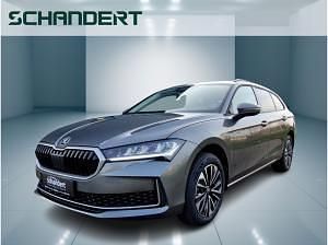 Neu Skoda Superb Selection 150 PS (110 kW) 2025 Grau (graphite grey) Kombi