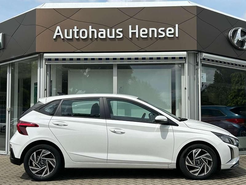 Gebraucht Hyundai i20 Comfort 101 PS (74 kW) 2023 Atlas white Kleinwagen