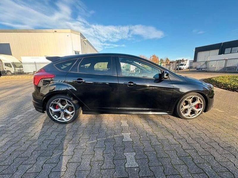 Pantherschwarz metallic Gebraucht 2015 Ford Focus ST Limousine | 12.999 € (Fairer Preis) - Bild 1/4