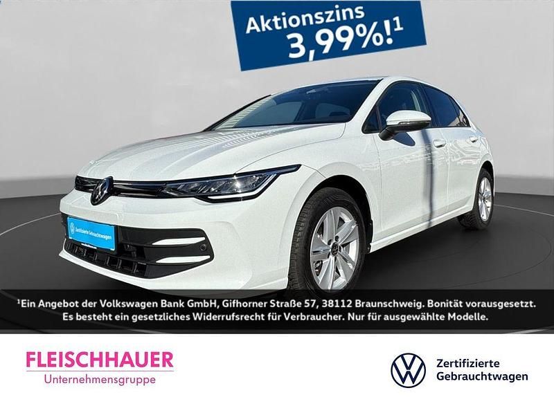 Weiss Gebraucht 2024 VW Golf VIII Life Limousine | 27.990 € (Fairer Preis) - Bild 1/4