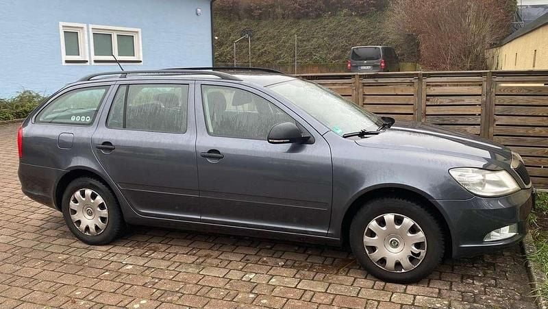 Grau Gebraucht 2011 Skoda Octavia Classic Kombi | 3.900 € (Guter Preis) - Bild 1/4