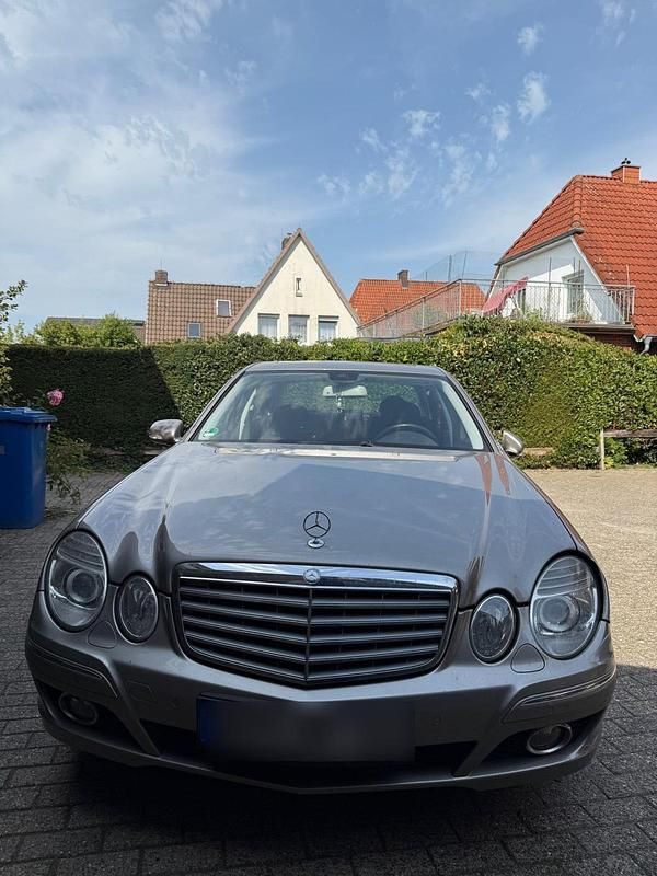 Grau Gebraucht 2008 Mercedes E280 Limousine | 8.800 € (Etwas zu teuer) - Bild 1/4