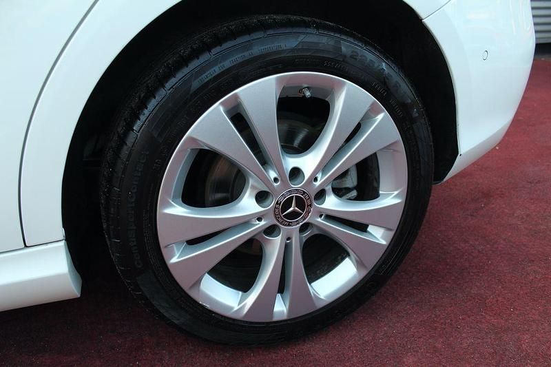 Gebraucht Mercedes B200 Style 156 PS (114 kW) 2018 Calcitweiss/zirrusweiss Van / Kleinbus