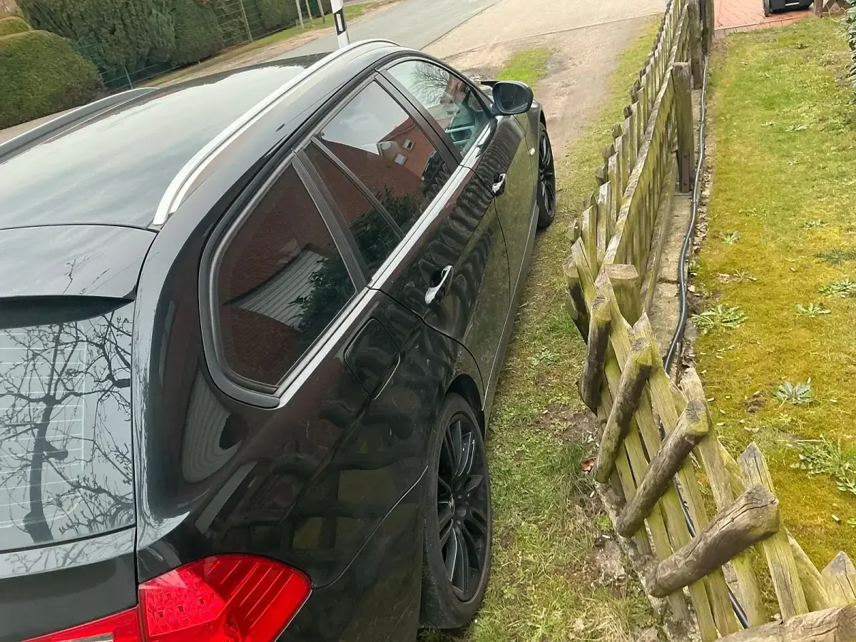 Gebraucht BMW 318 143 PS (105 kW) 2010 Schwarz Kombi