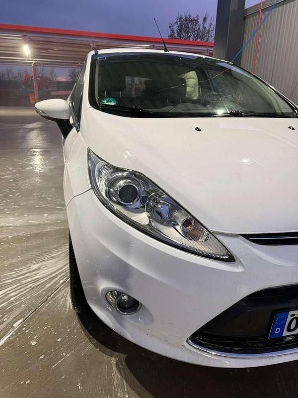 Gebraucht Ford Fiesta Titanium 82 PS (60 kW) 2011 Weiß Kleinwagen