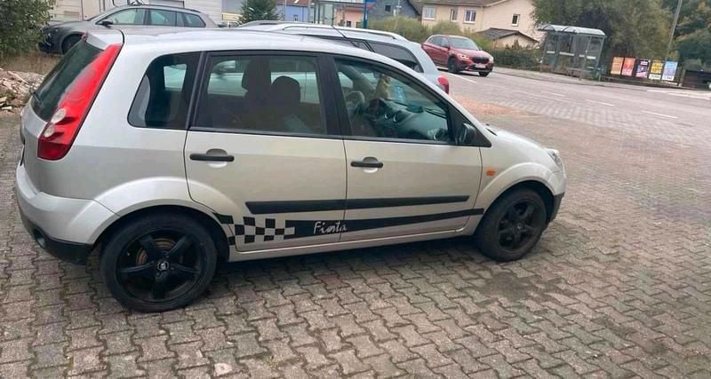 Gebraucht Ford Fiesta 90 PS (66 kW) 2006 Silber Kleinwagen