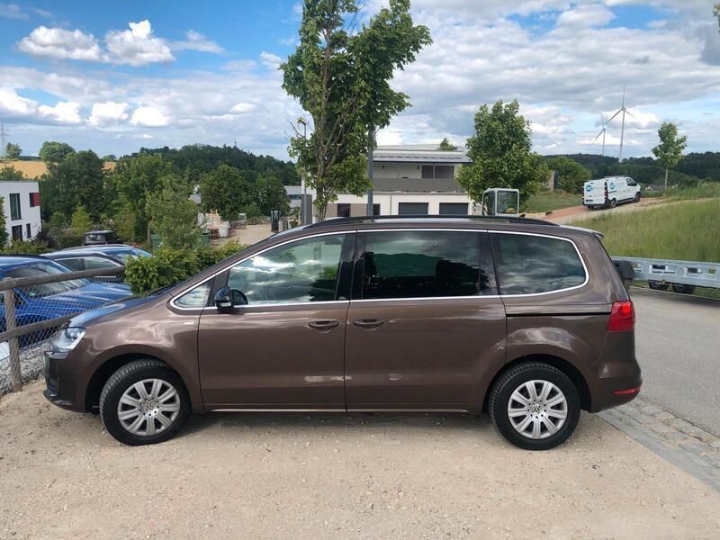 Braun Gebraucht 2012 VW Sharan Match Van / Kleinbus | 9.800 € (Fairer Preis) - Bild 1/4