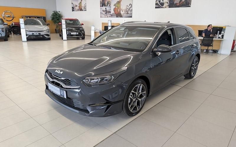 Grau Neu 2025 Kia Ceed Limousine | 25.790 € (Etwas zu teuer) - Bild 1/4