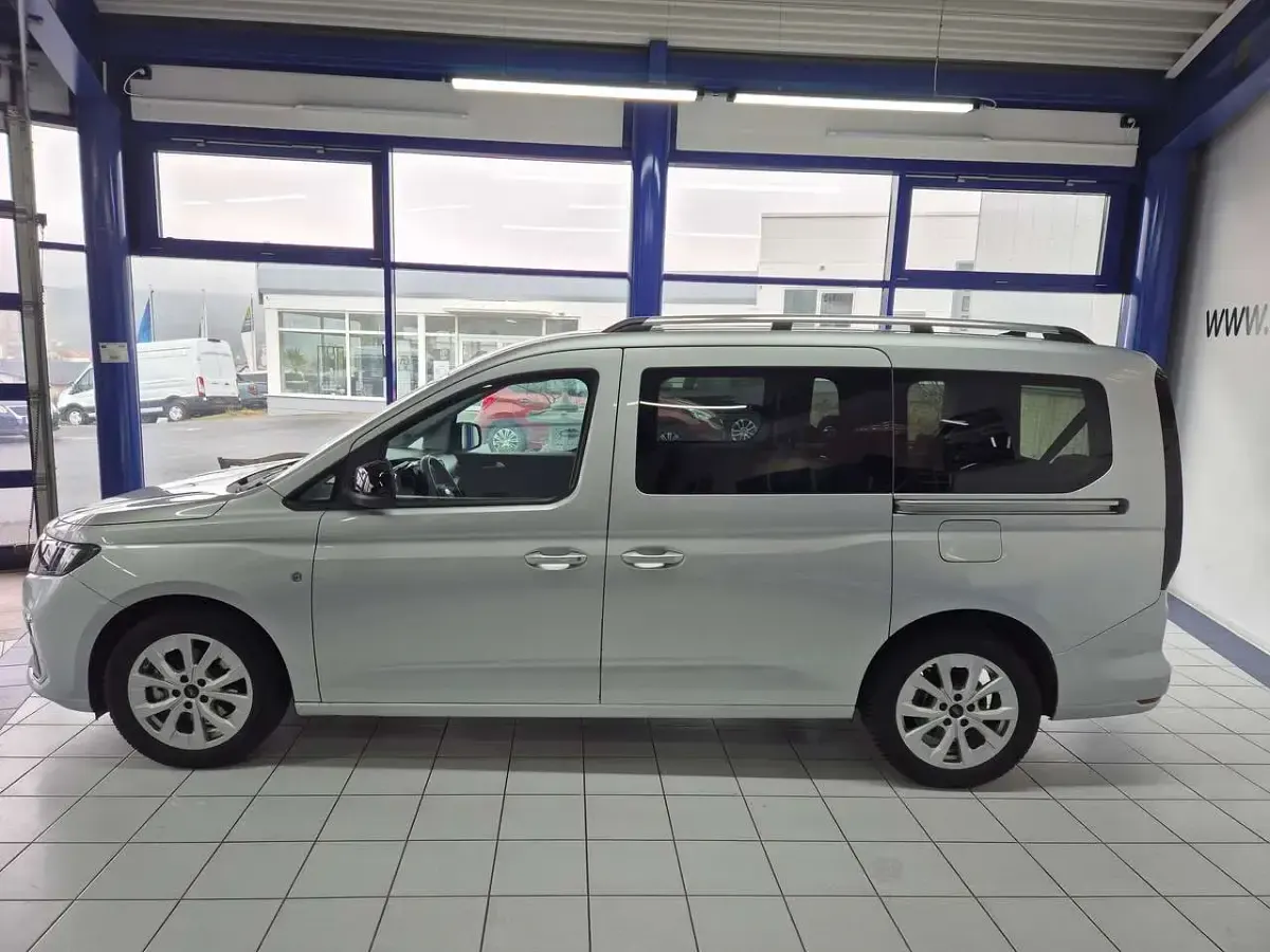 Gebraucht Ford Tourneo Connect Titanium 116 PS (85 kW) 2025 Stardust silber Van / Kleinbus