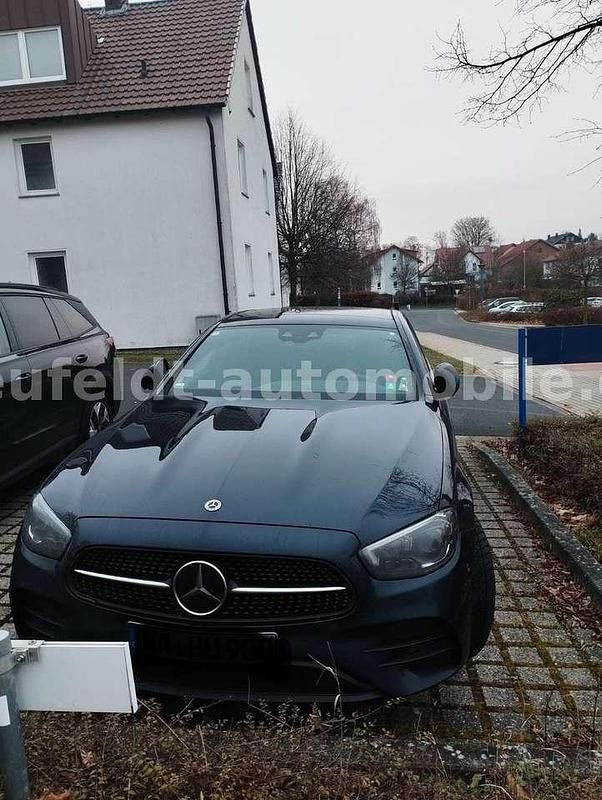 Blau Gebraucht 2023 Mercedes E220 AMG line Limousine | 32.490 € (Fairer Preis) - Bild 1/4