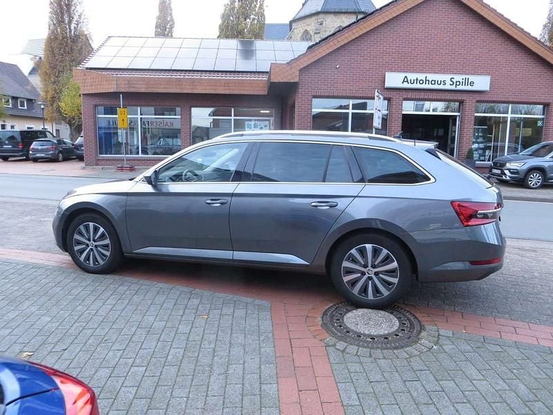 Gebraucht Skoda Superb Style 156 PS (114 kW) 2024 Graphitegraumetallic (metallic) Kombi