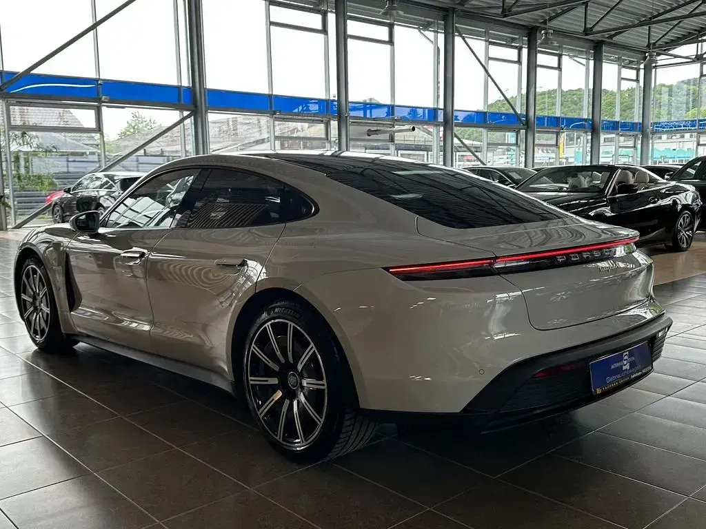Second-hand Porsche Taycan 319 kW (435 CP) 2024 Alb Berlinǎ