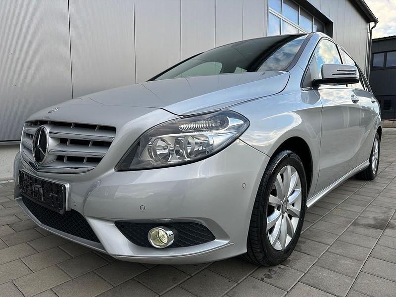 Silber Gebraucht 2014 Mercedes B180 Van / Kleinbus | 12.590 € (Fairer Preis) - Bild 1/4