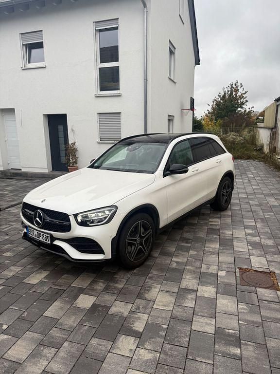 Weiß Gebraucht 2019 Mercedes GLC300 AMG line SUV | 32.900 € (Guter Preis) - Bild 1/4