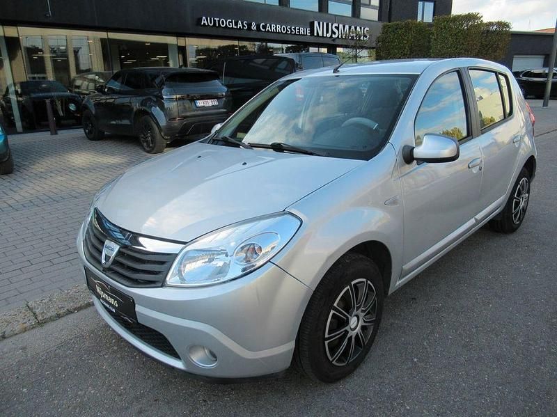 Grau Gebraucht 2011 Dacia Sandero Lauréate Limousine | 3.500 € (Fairer Preis) - Bild 1/4