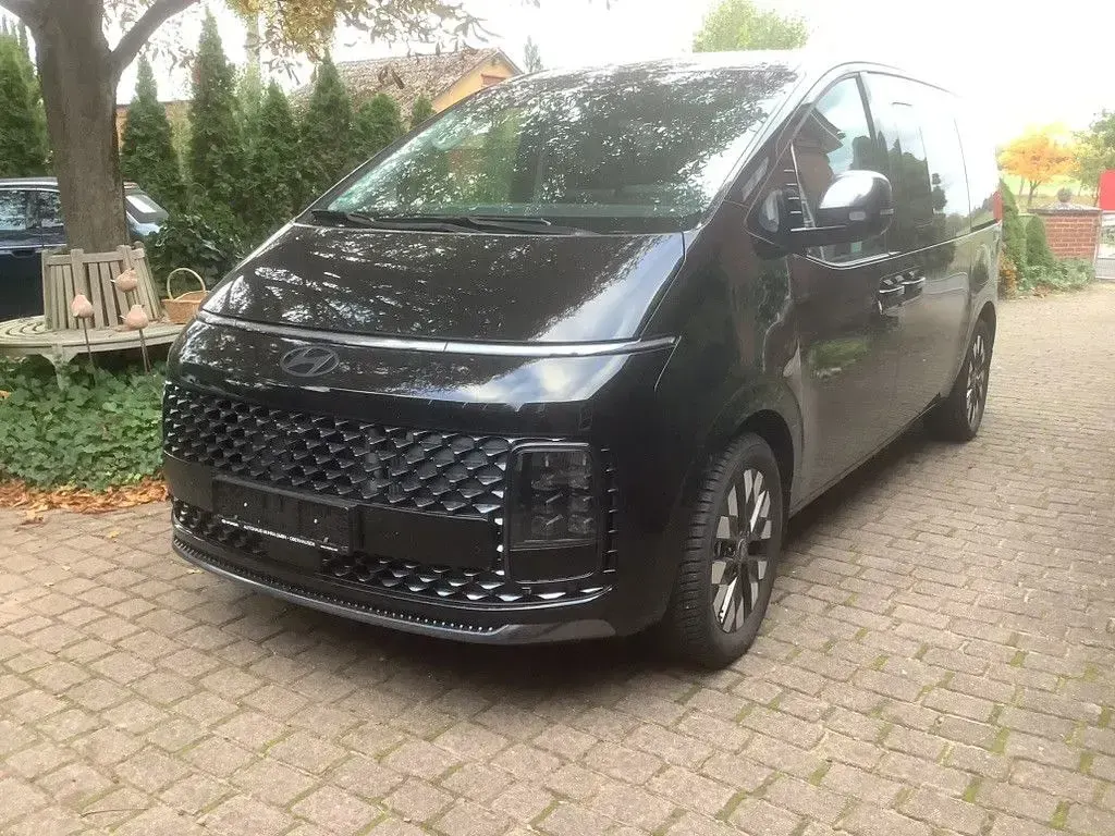 Gebraucht Hyundai Staria Signature 224 PS (164 kW) 2025 Schwarz Van / Kleinbus