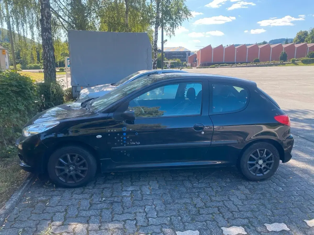 Gebraucht Peugeot 206+ Style 60 PS (44 kW) 2011 Schwarz Kleinwagen