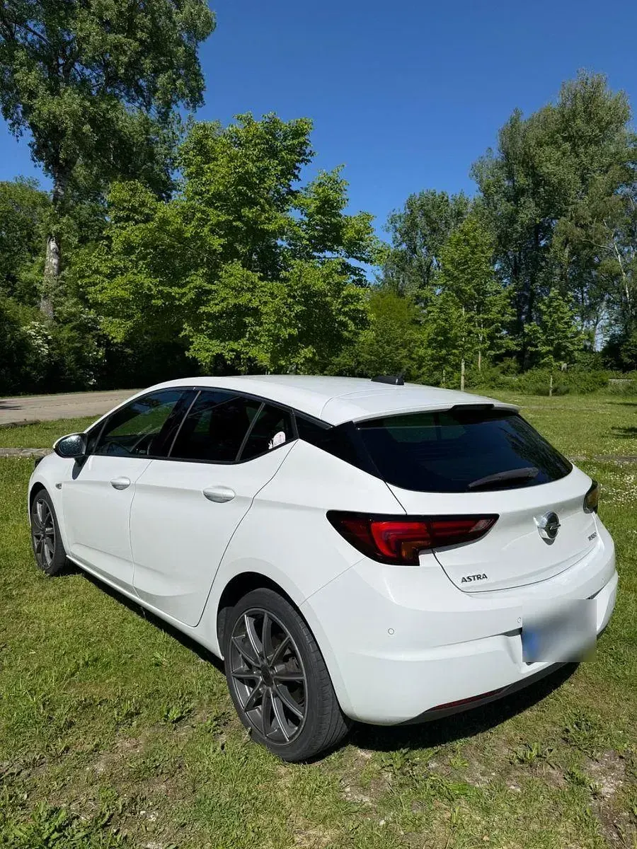 Używany Opel Astra Dynamic 150 KM (110 kW) 2017 Biały Sedan/Limuzyna