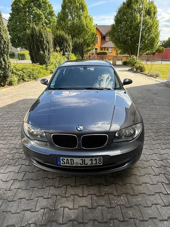 Grau Gebraucht 2007 BMW 118 Kleinwagen | 3.900 € (Fairer Preis) - Bild 1/4