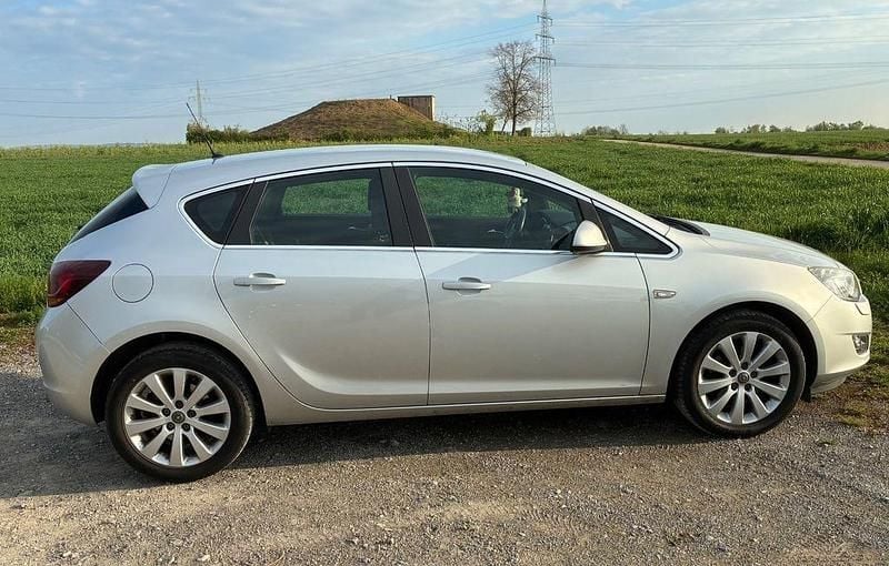 Gebraucht Opel Astra 125 PS (91 kW) 2011 Grau Limousine