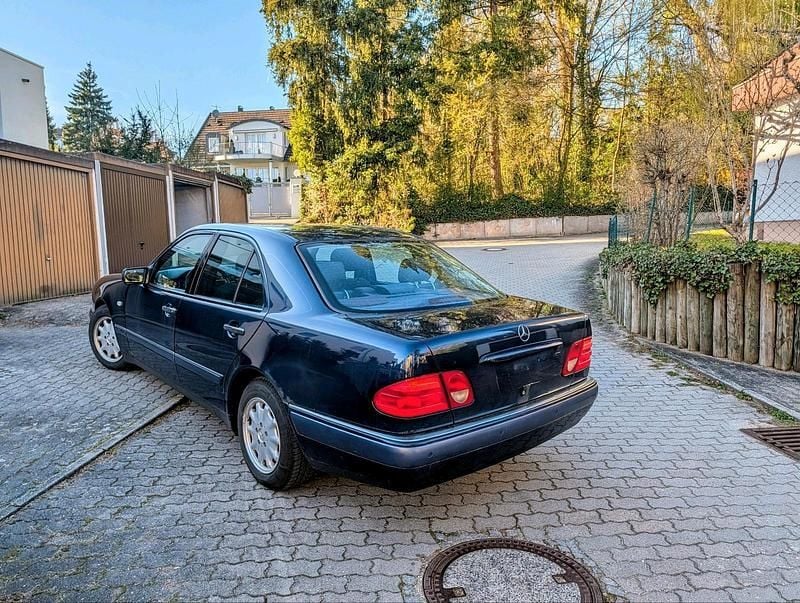 Używany Mercedes E200 136 KM (100 kW) 1999 Niebieski Sedan/Limuzyna