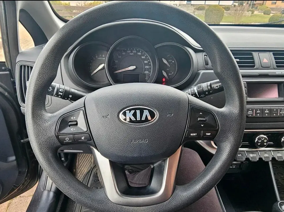 Gebraucht Kia Rio 85 PS (62 kW) 2014 Grau Kleinwagen