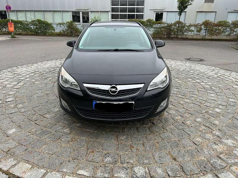Schwarz Gebraucht 2011 Opel Astra Design Edition Kombi | 2.900 € (Guter Preis) - Bild 1/4