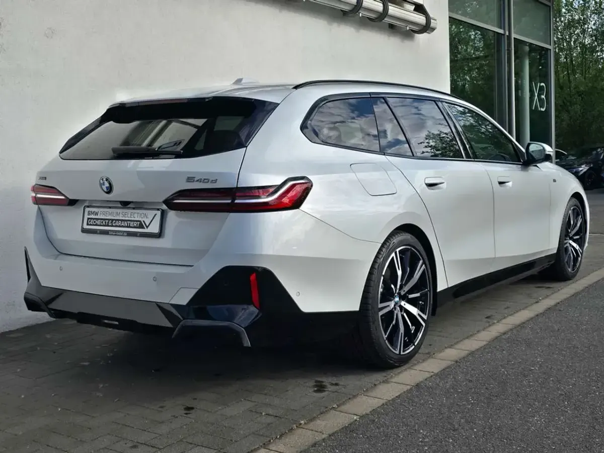 Gebraucht BMW 540 M Sport 303 PS (222 kW) 2025 Mineralweiß metallic Kombi