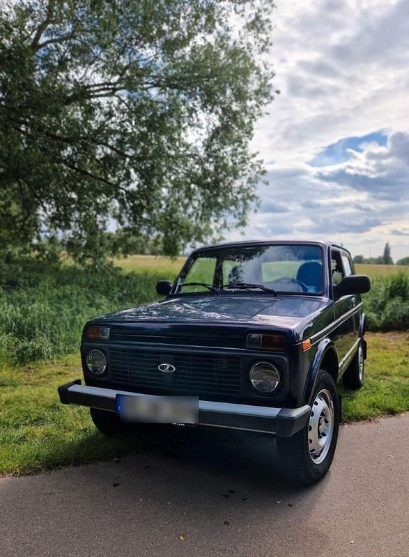 Grün Gebraucht 2015 Lada niva SUV | 8.500 € (Fairer Preis) - Bild 1/4