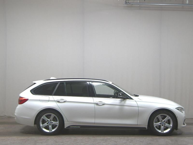 Gebraucht BMW 330 Sport Line 252 PS (185 kW) 2019 Alpinweiss iii Kombi
