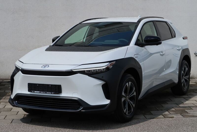 Platinumweiß perleffekt Gebraucht 2024 Toyota bZ4X Comfort SUV | 33.990 € (Fairer Preis) - Bild 1/4