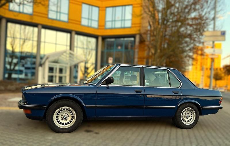 Gebraucht BMW 525 129 PS (94 kW) 1987 Blau Limousine
