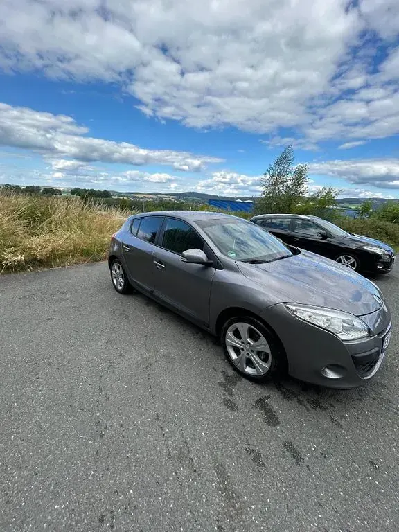 Gebraucht Renault Mégane III Expression 101 PS (74 kW) 2010 Silber Limousine