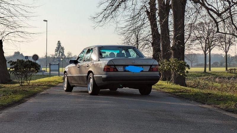 Gebraucht Mercedes E220 AMG 150 PS (110 kW) 1992 Silber Limousine