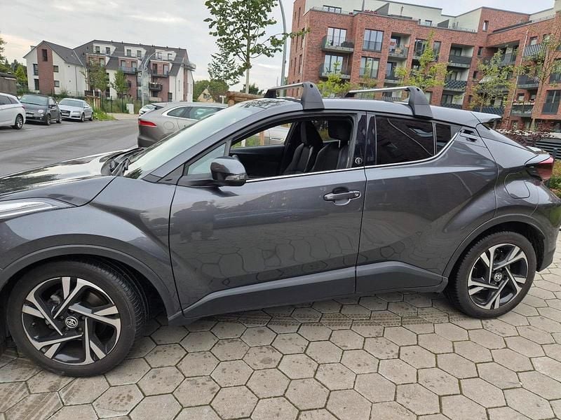 Grau Gebraucht 2023 Toyota C-HR Team SUV | 26.500 € (Etwas zu teuer) - Bild 1/4