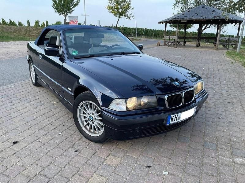 Blau Gebraucht 1998 BMW 320 Cabriolet M Sport Cabrio | 14.350 € - Bild 1/4
