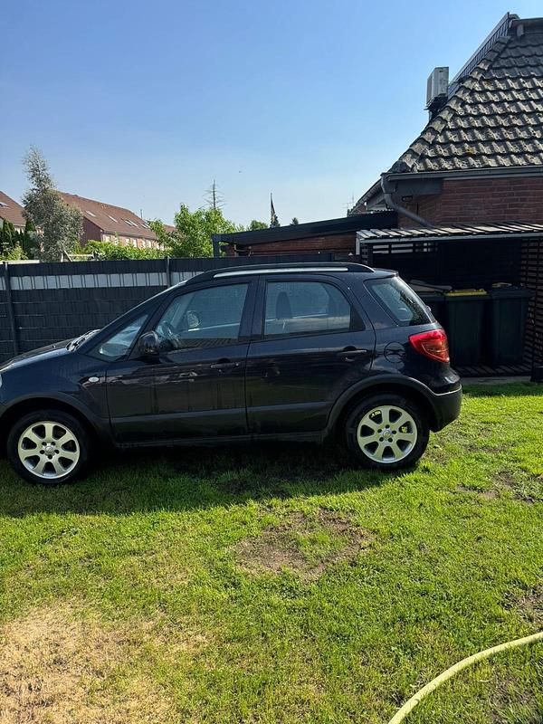 Schwarz Gebraucht 2008 Fiat Sedici SUV | 2.400 € - Bild 1/4