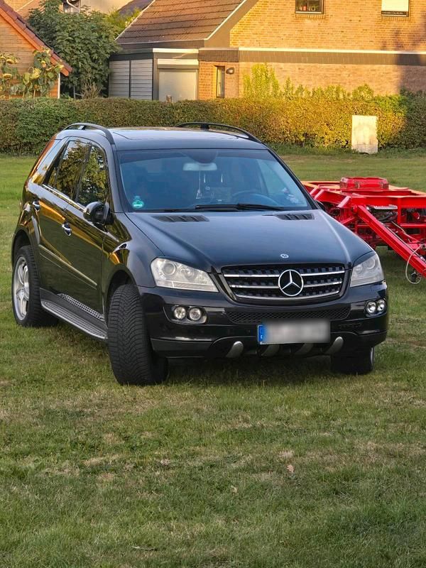 Schwarz Gebraucht 2007 Mercedes ML420 SUV | 11.399 € - Bild 1/4